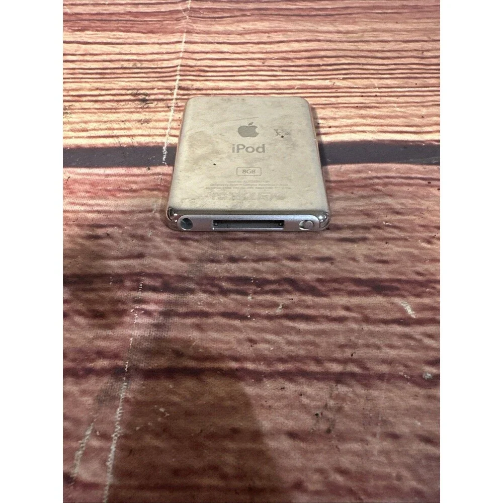 Apple iPod Nano 3rd Generation 8GB A1236 - WORKING